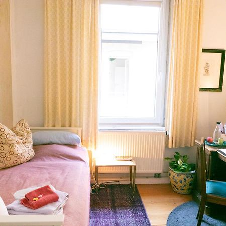 Zimmer In Kuenstlerwohnung Stuttgart Buitenkant foto